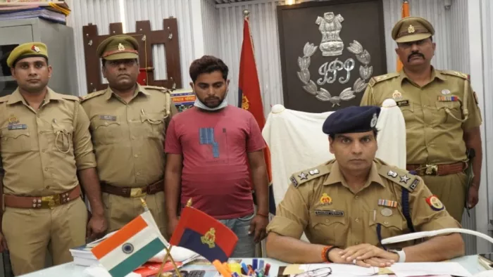 पुलिस मुठभेड़ में गिरफ्तार हिस्ट्रीशीटर पवन कुमार यादव व जानकारी देते एसएसपी संजय कुमार वर्मा। जागरण