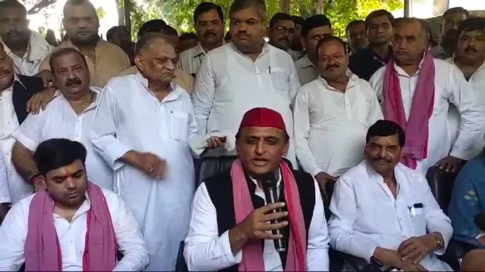 अखिलेश यादव मैनपुरी में तेजप्रताप के नामांकन के दौरान मीडिया को संबांधित करते हुए।