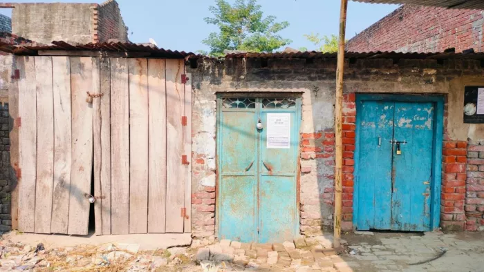 महराजगंज में बंद दुकानें व मकान।- जागरण