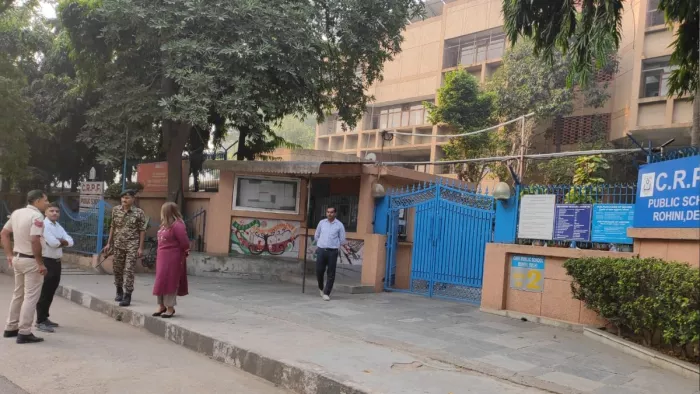 प्रशांत विहार स्थित इसी सीआरपीएफ स्कूल के पास रविवार को धमाका हुआ था। फोटो- जागरण