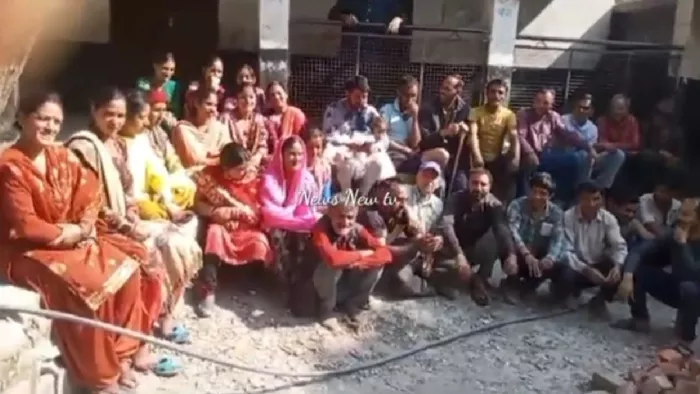 अभिभावकों ने मुख्यमंत्री और शिक्षा मंत्री के खिलाफ किया प्रदर्शन