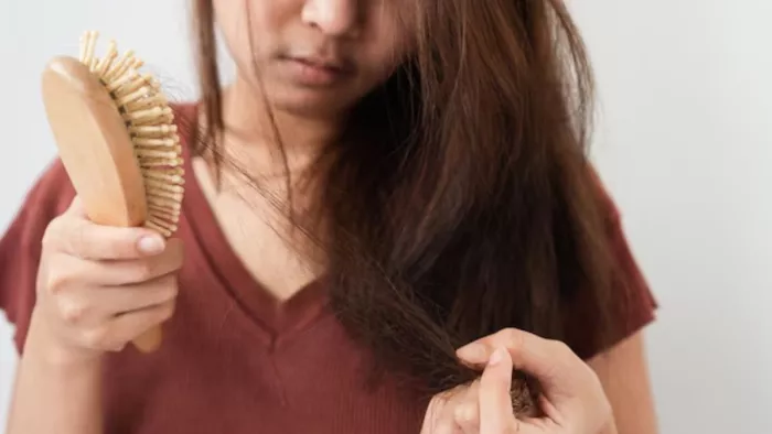 बालों का झड़ना कम करने के लिए रात को करें ये काम (Picture Courtesy: Freepik)