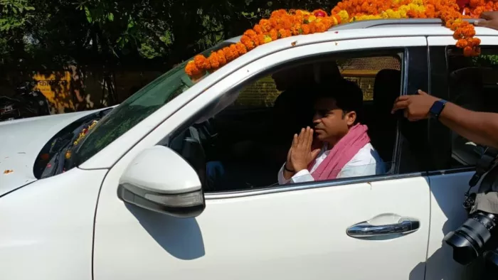 UP Politics: करहल सीट से तेजप्रताप सिंह यादव है प्रत्याशी।