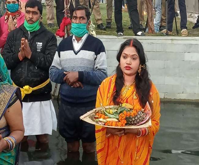 chhath puja 2020 devotees thronged to chhat ghats at dawn in lucknow
