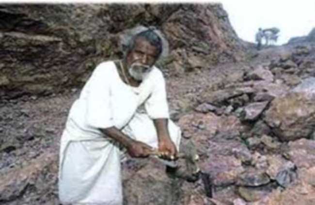 mountain man dasaratha manjhis daughter deteriorates admitted to magadh medical college and hospital