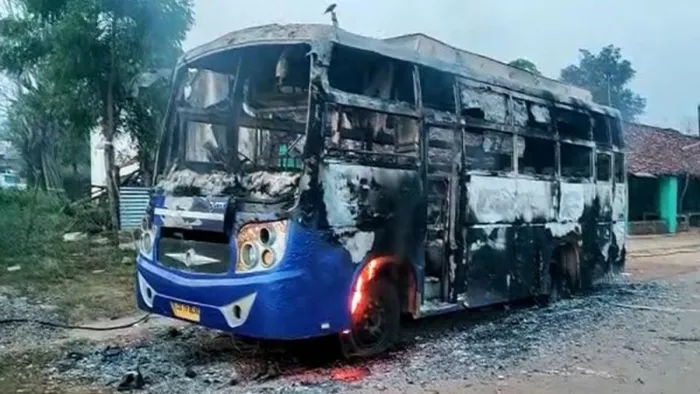 छत्तीसगढ़ के कांकेर में नक्सलियों ने पांच वाहनों और चार मोबाइल टावर में लगाई आग। फोटो एएनआइ