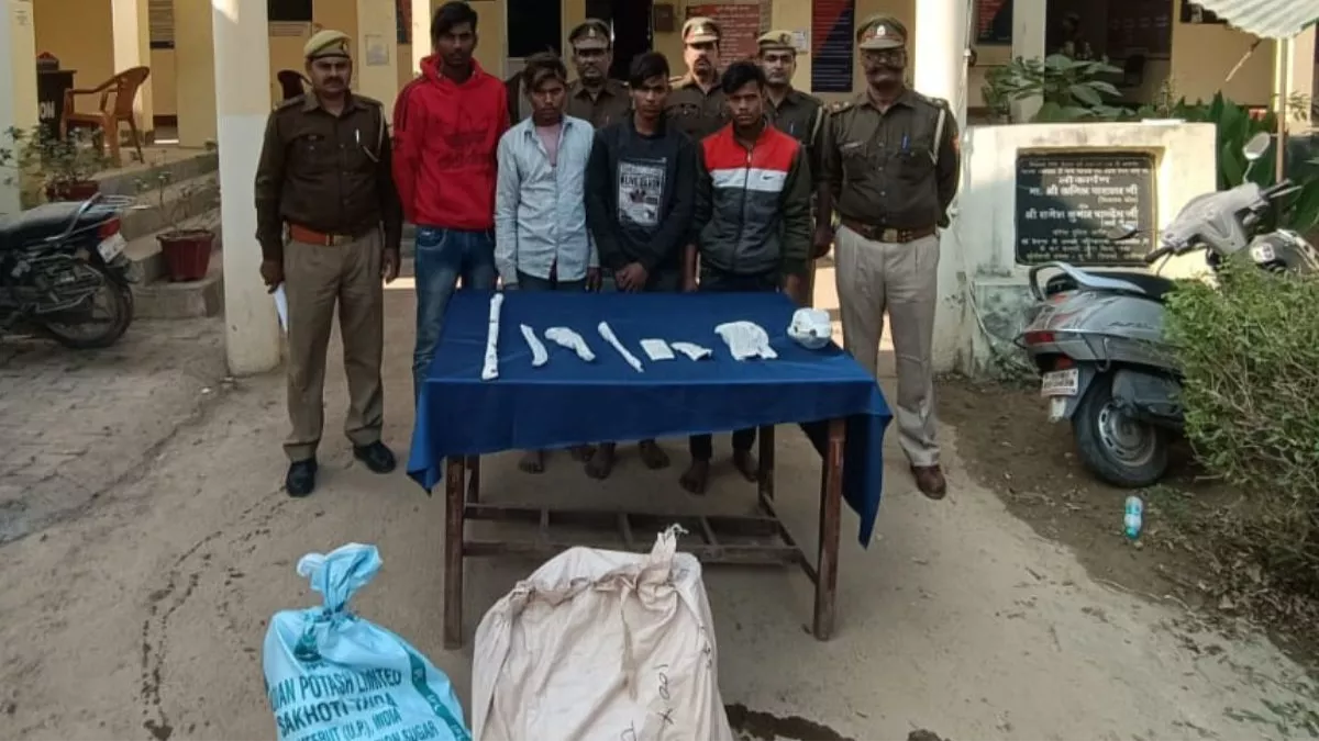 Aligarh News : 14 मंदिरों से चोरी के चार आराेपित पुलिस ने दबोचे, कब्‍जे से भारी मात्रा में सामान बरामद