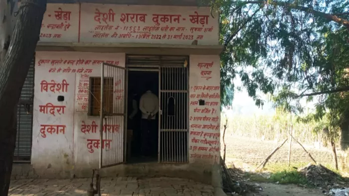 Pilibhit News : पीलीभीत में शराब की दुकान में चोरी, दीवार काट कर चोरी की 40 पेटी देशी शराब