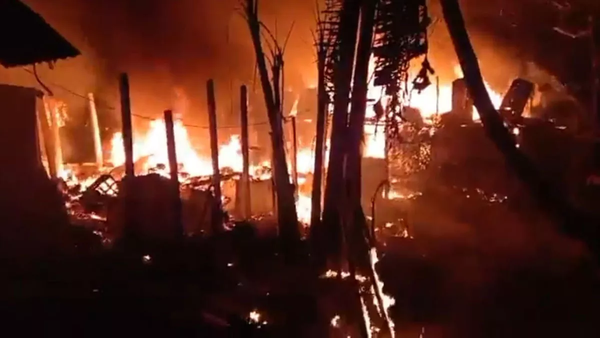 सिलीगुड़ी के बागराकोट में आग का भयावह दृश्‍य । जागरण फोटो।