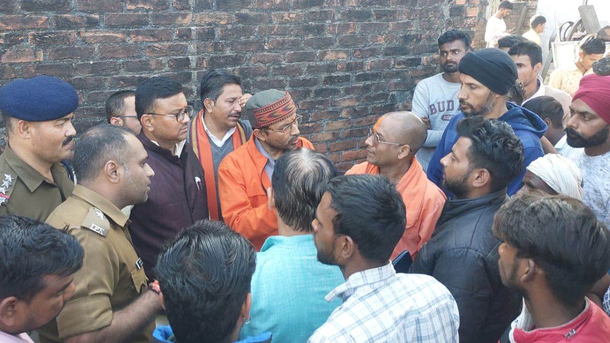 Udham Singh Nagar News सितारगंज में कोतवाली के बाहर दूसरे दिन भी डटे