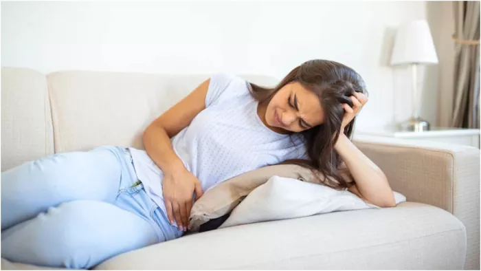 Stomach Pain: पेट दर्द कब बन जाता है एक इमरजेंसी?