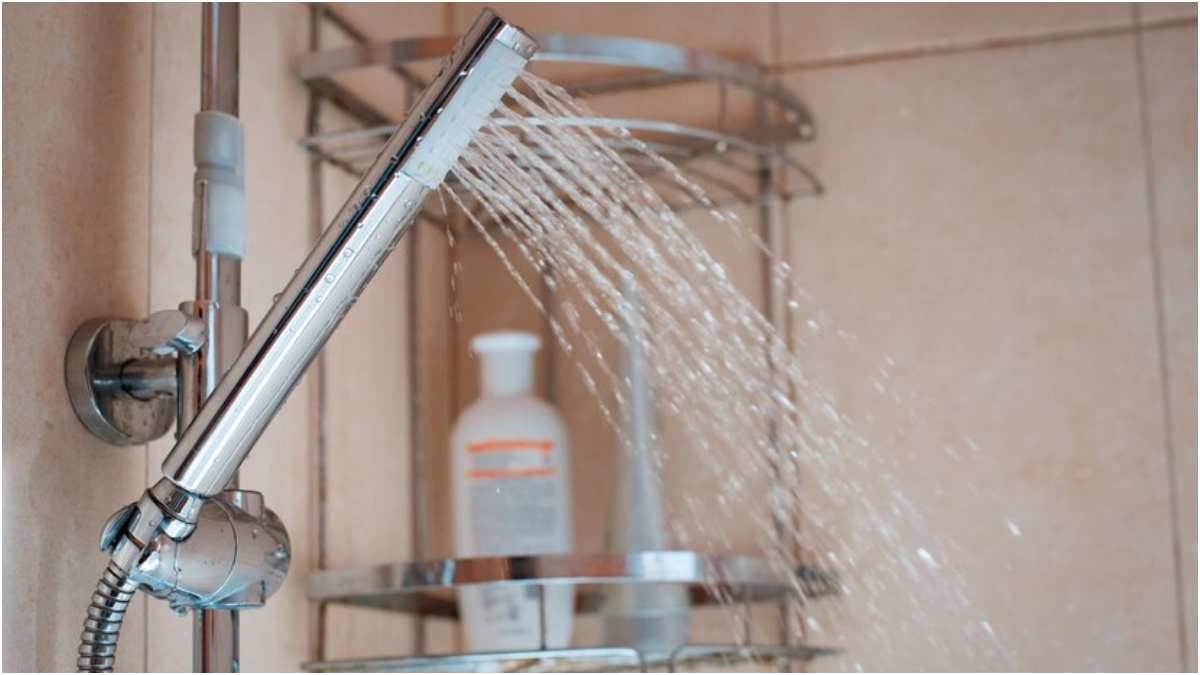 Winter Bath Tips सर्दी में नहाते हैं ठंडे पानी से तो हो जाएं सावधान