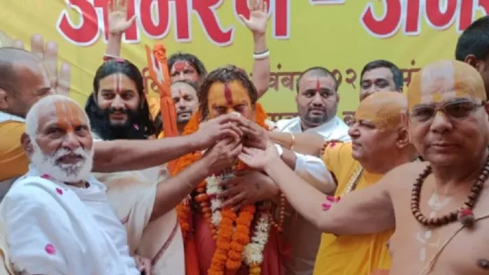 अयोध्या के तपस्वी छावनी में हिंदू राष्ट्र के लिए अनशनरत जगदगुरु परमहंस आचार्य काे पंचामृत पिलाकर अनशन समाप्त कराते महंतगण।