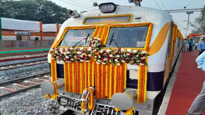 रवाना होने को तैयार बदाम पहाड़ स्टेशन से डीएमयू।