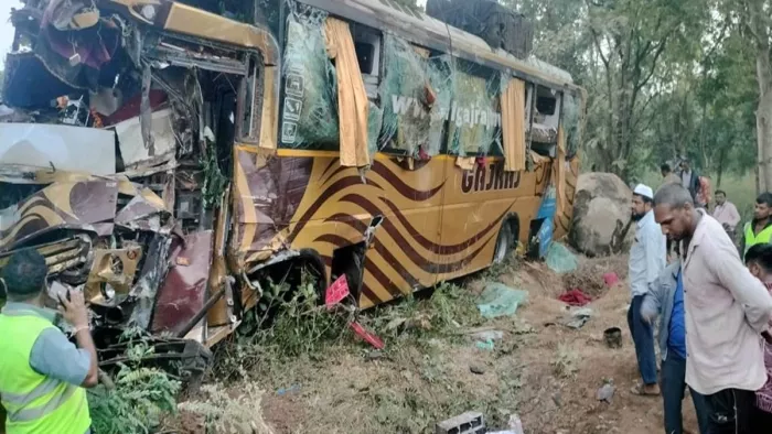 गुजरात के पंचमहल जिले में सड़क हादसे में चार लोगों की मौके पर मौत।