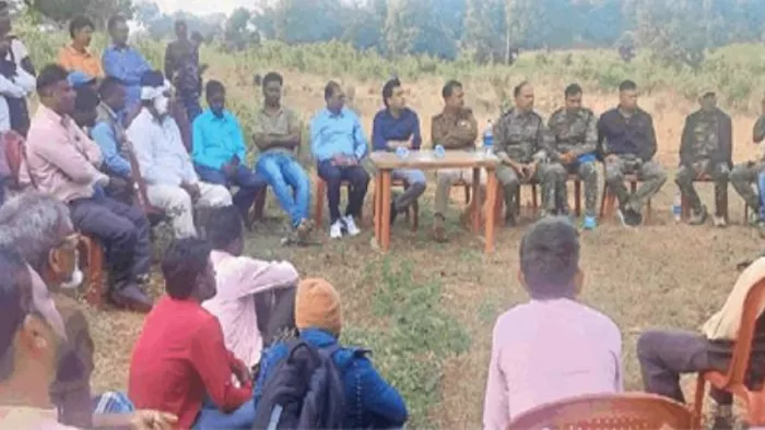 अइयर में विवाद के बाद बैठक करते प्रशासनिक अधिकारी व दोनों पक्षों के लोग।