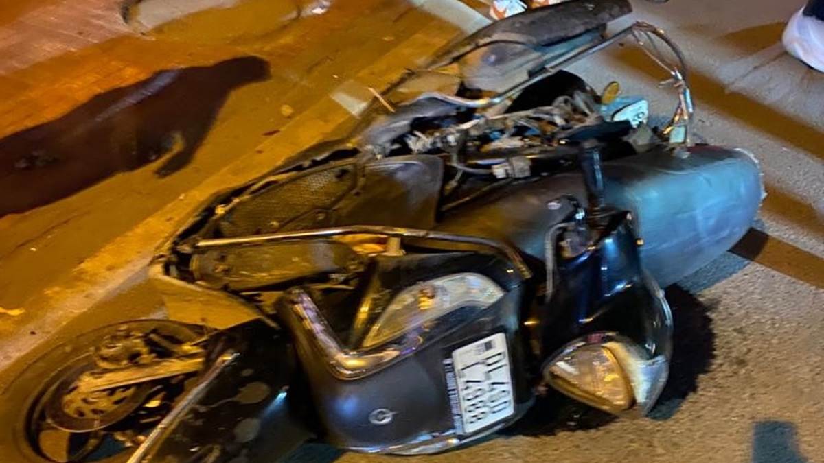 https://www.jagranimages.com/images/newimg/21112023/21_11_2023-delhi_car_scooty_accident_23585938.jpg