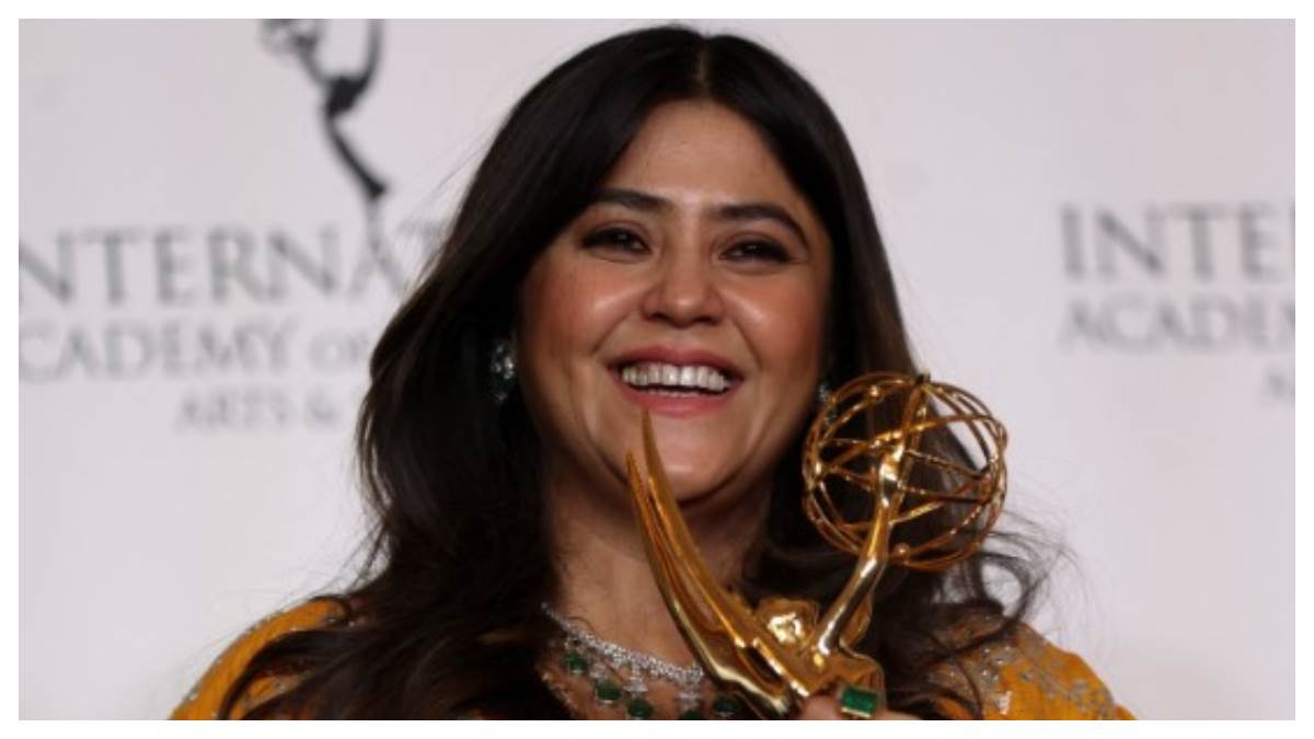https://www.jagranimages.com/images/newimg/21112023/21_11_2023-ekta_kapoor_with_emmy_award_1_23585635.jpg