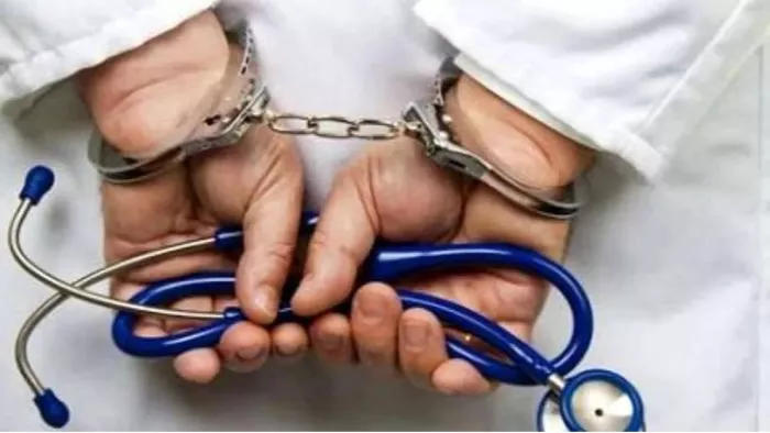 बिना डिग्री-डिप्लोमा के दसवीं पास महिला कर रही थी लोगों का इलाज करती पकड़ी गई। प्रतीकात्मक फोटो