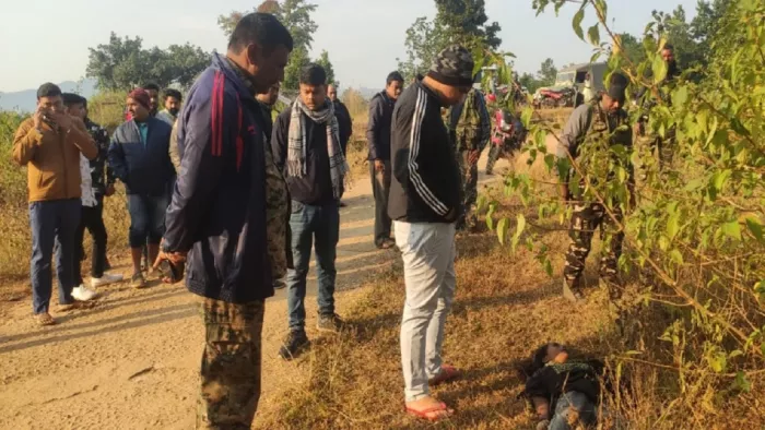पुल के नीचे पड़े शव को देखती चंदवा थाना पुलिस। जागरण