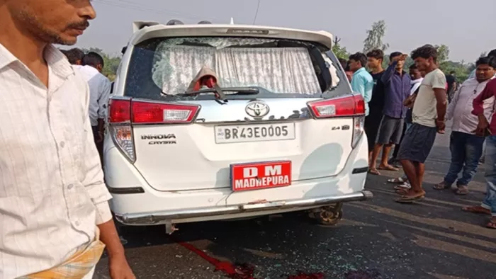 बिना इश्योरेंस ही चार साल से दौड़ रही थी मधेपुरा के डीएम की कार, मधुबनी में चार लोगों को कुचला