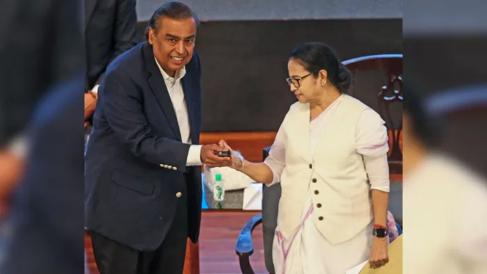 मुख्यमंत्री ममता बनर्जी और रिलायंस इंडस्ट्रीज के चेयरमैन मुकेश अंबानी बीजीबीएस के 7वें संस्करण का उद्घाटन करते हुए। फोटोः एएनआई।