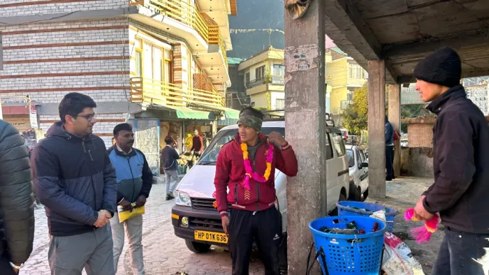 सड़क पर फेंका कूड़ा तो, गले में हार पहनाकर-ढोल बजाकर मिला सम्मान