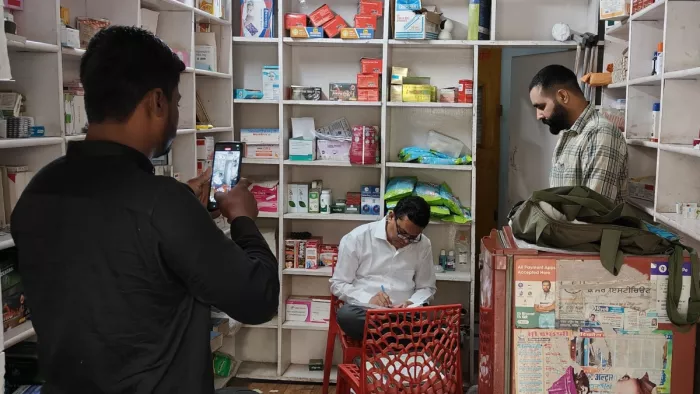 डबवाली में संधा मेडिकल हाल पर जांच करते हुए डीसीओ रजनीश धानीवाल