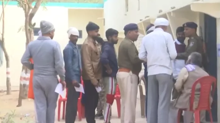 पुनर्मतदान के लिए लोगों की लाइन लगी