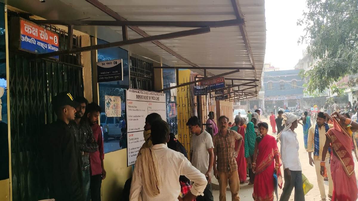 see photos anger erupted over attack on surgeon patients upset due to ima strike crowd gathered in hospital