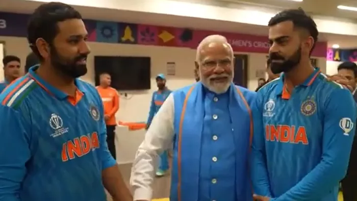 टीम इंडिया के ड्रेसिंग रूम पहुंचे PM Modi, खिलाड़ियों को दी हिम्मत