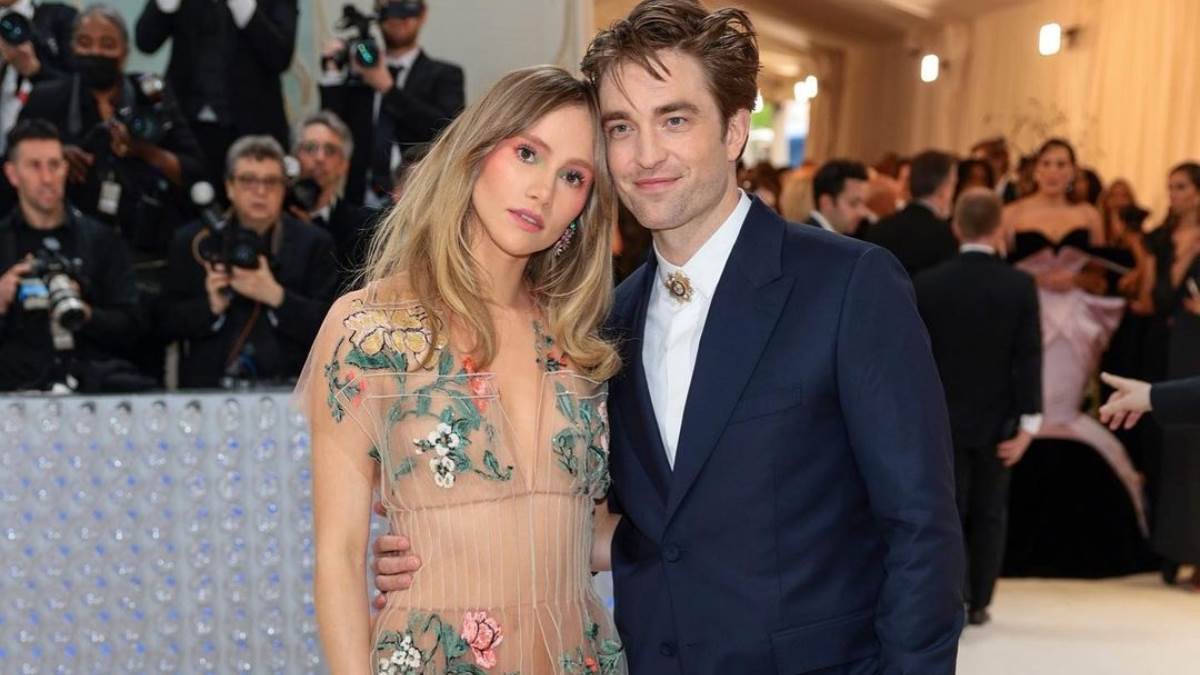 https://www.jagranimages.com/images/newimg/21112023/21_11_2023-robert_pattinson_girlfriend_announces_pregnancy_23585625.jpg