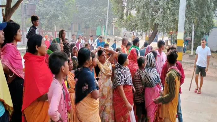 शेखपुरा में विवाद सुलझाने गई पुलिस पर पत्थरबाजी (जागरण)