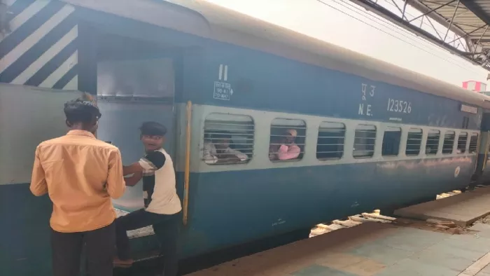 Bihar: पैसेंजर ट्रेनों में भी दिखेगा डिजिटल डिस्प्ले बोर्ड, यात्रियों को अलर्ट और सुरक्षा संबंधी जानकारी मिलेगी