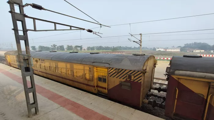 दिल्ली से दरभंगा जाने वाली स्पेशल ट्रेन बेपटरी