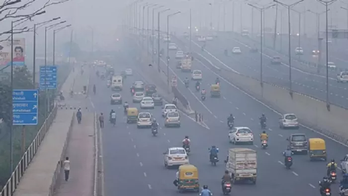दिल्ली में कोहरे से थोड़ी राहत मिली है। फाइल फोटो