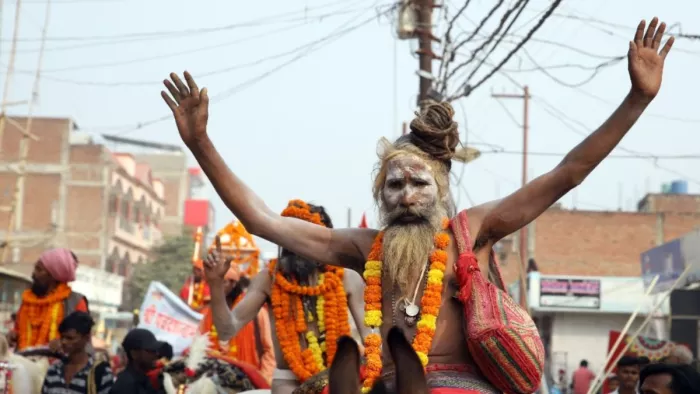 श्री पंच दशनाम आवाहन अखाड़ा के नगर प्रवेश यात्रा में शामिल संत-महात्मा। जागरण
