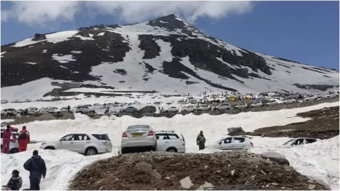 हिमाचल में बर्फबारी होने लगी है, जिससे तापमान में गिरावट आई है (जागरण फाइल फोटो)