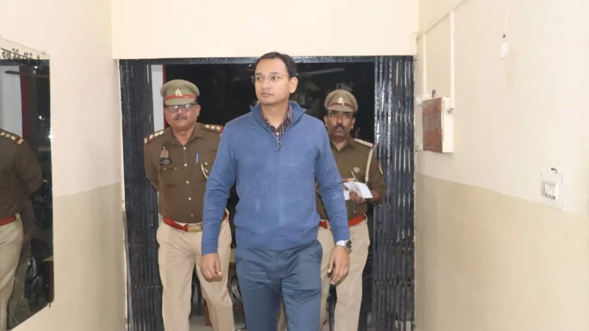 सिपाहियों का पहनावा देखकर SSP का माथा हुआ गर्म, तुरंत कर दिया लाइन हाजिर; हेड कांस्टेबल निलंबित