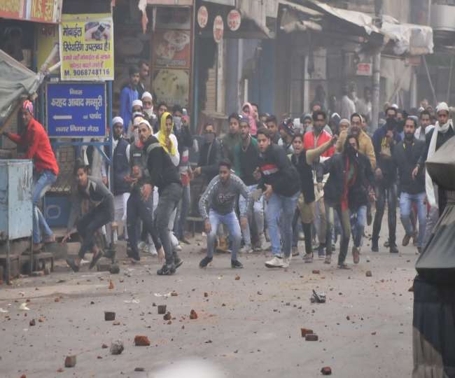CAA Protest In Meerut : खाकी के खिलाफ उपद्रवियों ने किया गुरिल्ला वार, बदरंग हुआ शहर का मिजाज Meerut News