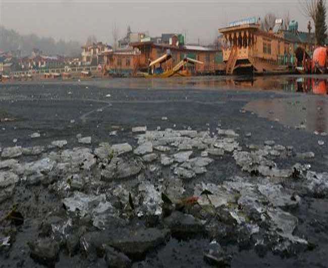 डल झील में कुछेक जगहों से नावक को गुजरने के लिए रास्ता तो मिल रहा है
