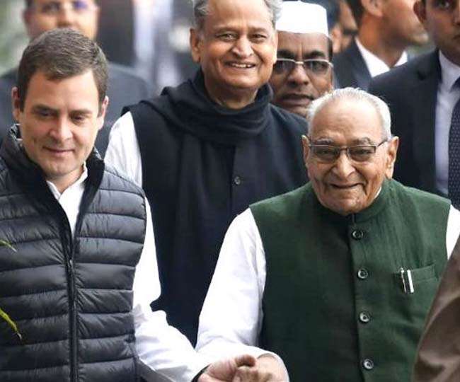 कांग्रेस नेता राहुल गांधी के साथ दिवंगत नेता मोतीलाल वोरा