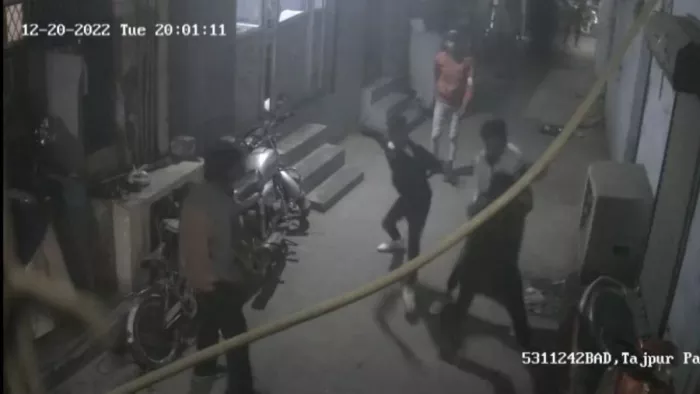 काके घायल होकर गिर पड़ा तो हमलावर मौके से भाग गए।