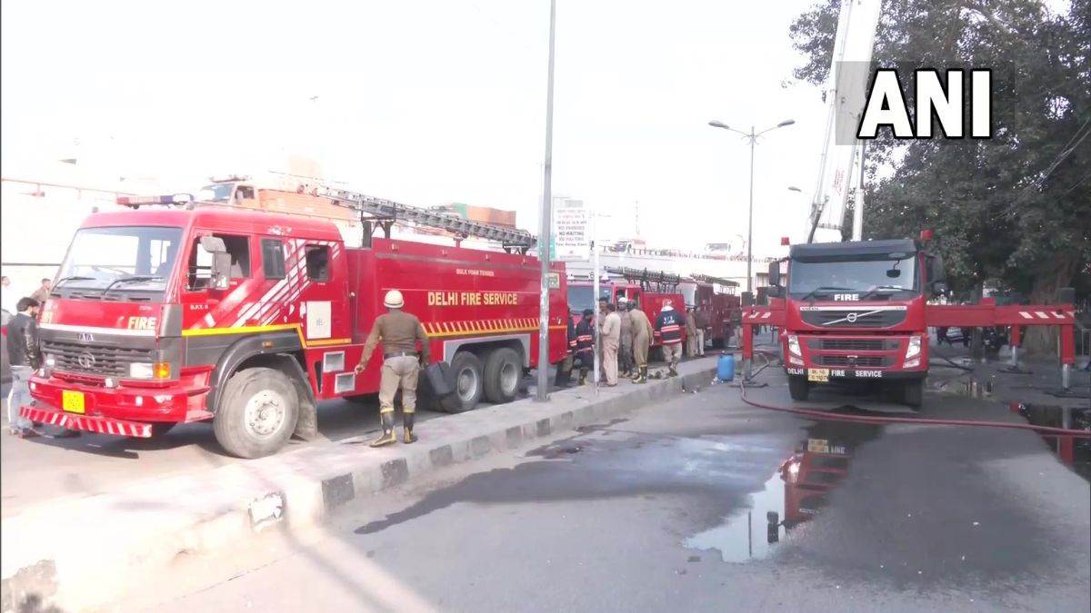 ncr delhi fire broke out at mike drop restaurant in south extension 7 fire tenders reached the spot