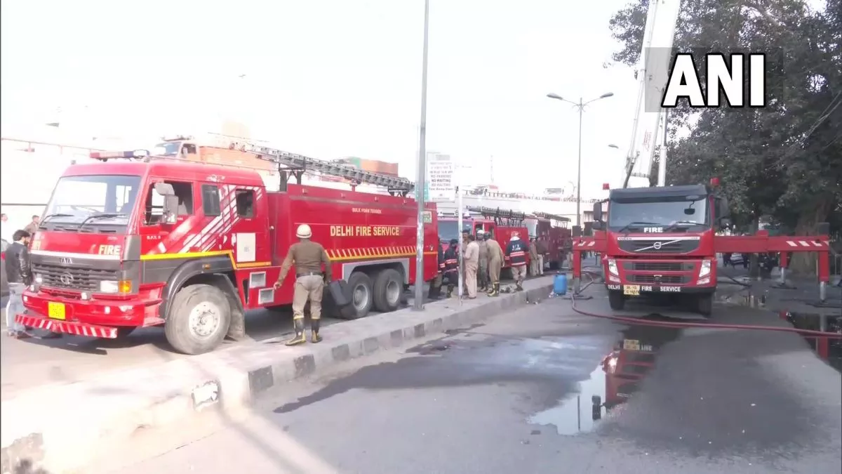 Delhi Fire: साउथ एक्सटेंशन के माइक ड्रॉप रेस्टोरेंट में लगी आग, मौके पर पहुंची दमकल की 7 गाड़ियां