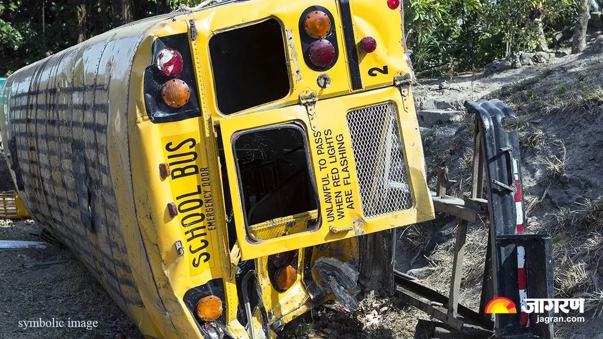 Автобус разбили. Разбитый школьный автобус. Школьный автобус сломался. Школьный автобус перевернулся.