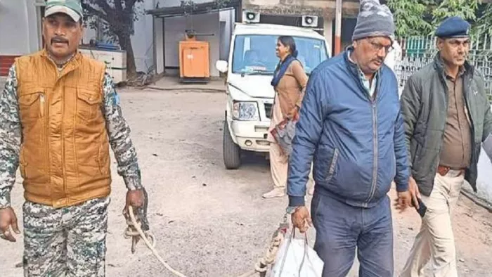 कोर्ट परिसर में बुधवार को आरोपित को ले जाती जरमुंडी थाना की पुलिस।