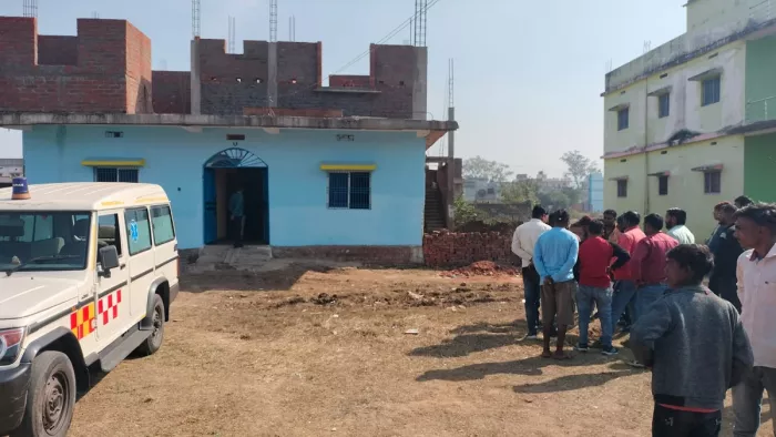 रसुलीगंज गांव के इसी मकान में रहते थे सभी युवक।