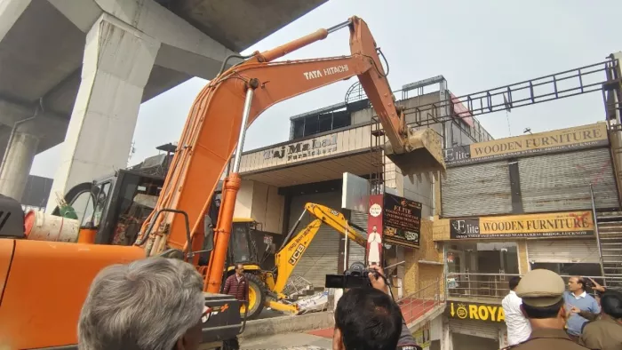 अकबरनगर में अतिक्रमण गिराती एलडीए की टीम।- जागरण