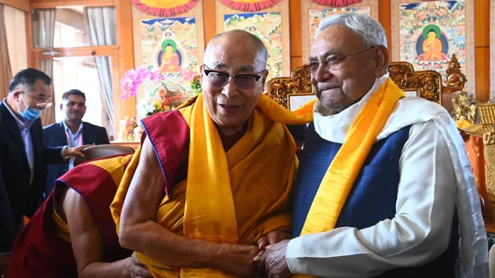 बिहार के सीएम नीतीश कुमार बोधगया पहुंचे। यहां उन्होंने दलाई लामा से भेंट की।